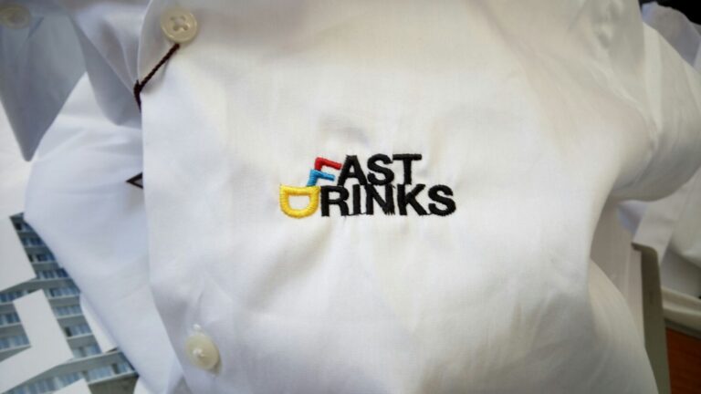 Bordado textil corporativo ropa laboral para Fast Drinks - noesfacil.es